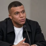 Kylian Mbappé spreekt tijdens een neutraal voetbalinterview.
