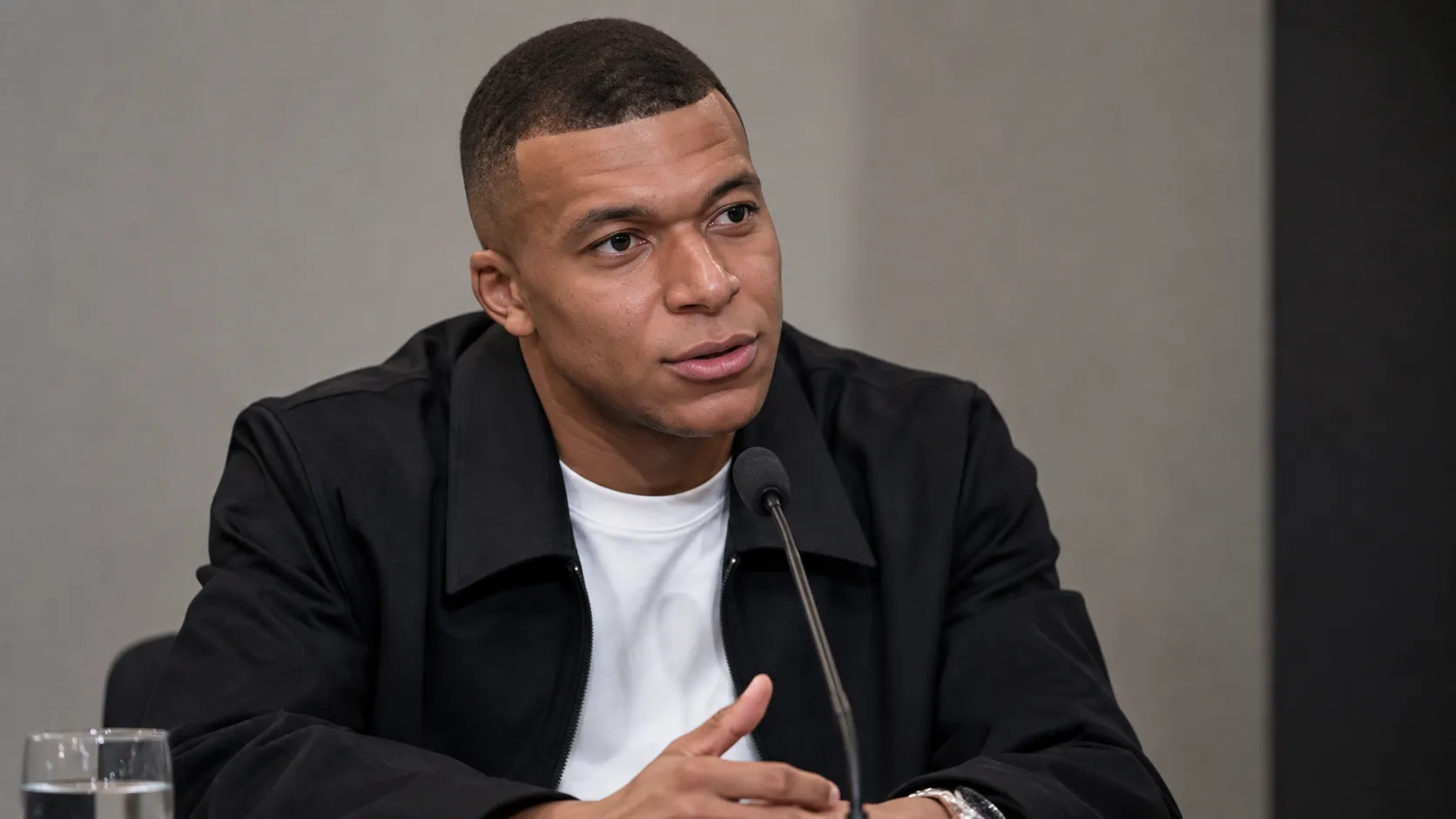 Kylian Mbappé spreekt tijdens een neutraal voetbalinterview.