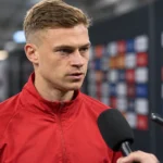 Joshua Kimmich spreekt na de wedstrijd in de mixed zone van het stadion.