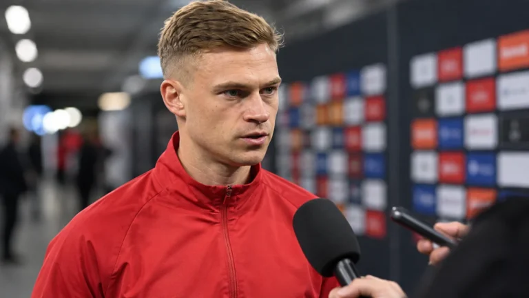 Joshua Kimmich spreekt na de wedstrijd in de mixed zone van het stadion.