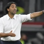 Marvin Compper geeft aanwijzingen langs de zijlijn van een voetbalstadion.