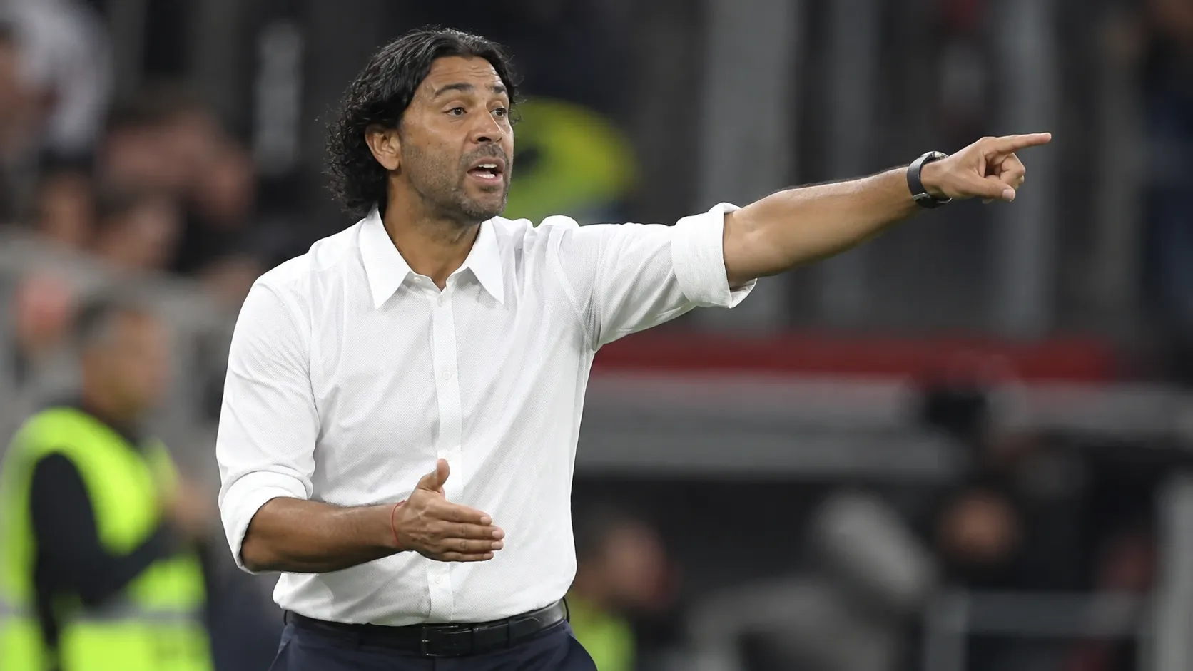 Marvin Compper geeft aanwijzingen langs de zijlijn van een voetbalstadion.
