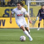 Amando Lapage in een wit Anderlecht-tenue tijdens een wedstrijdactie.