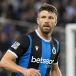 Brandon Mechele tijdens een voetbalwedstrijd in een zwart-blauw shirt.
