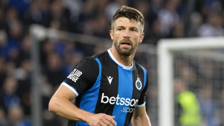Brandon Mechele tijdens een voetbalwedstrijd in een zwart-blauw shirt.