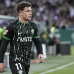 Germán Valera in Elche-tenue aan de rand van het voetbalveld.