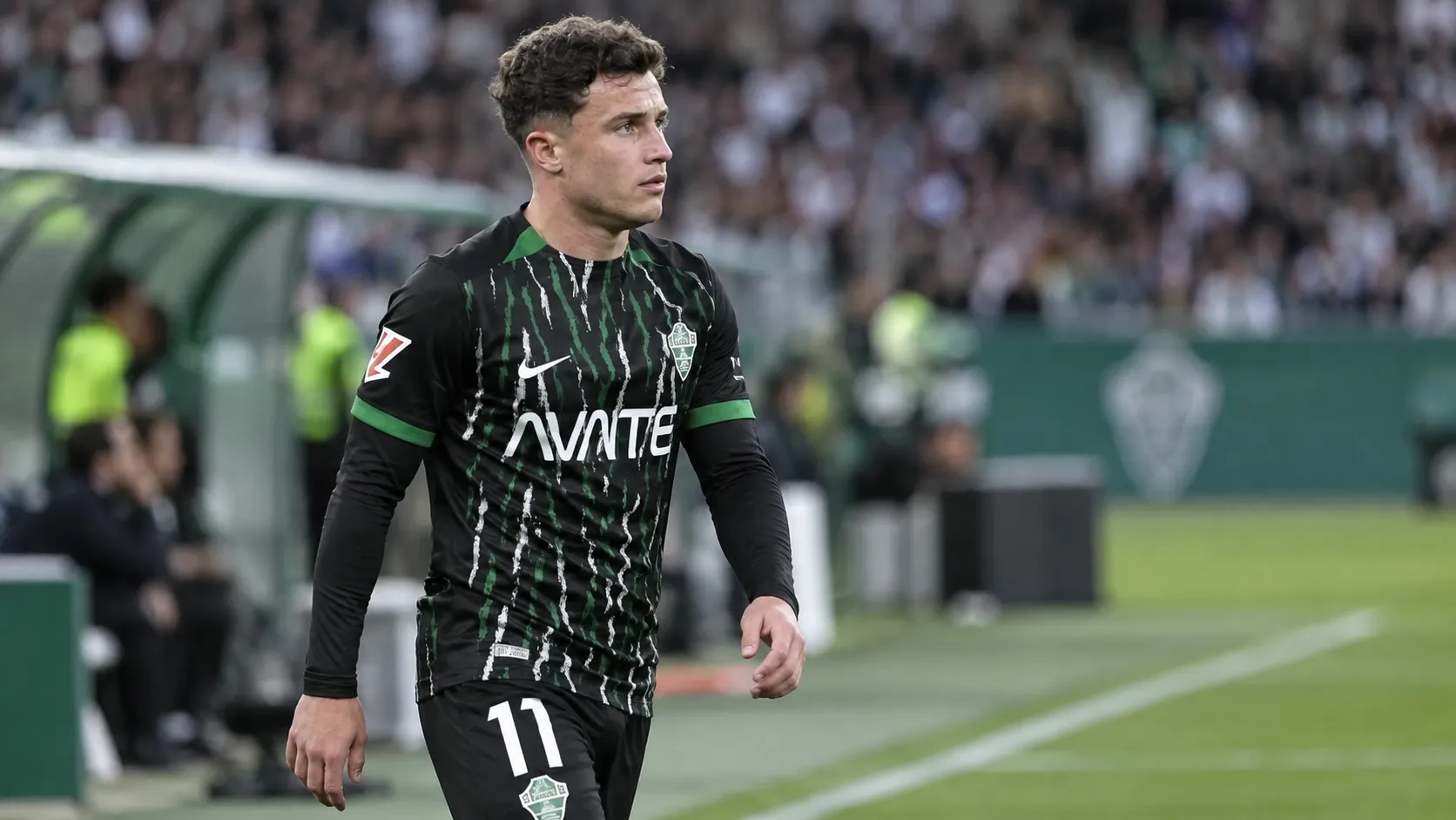 Germán Valera in Elche-tenue aan de rand van het voetbalveld.