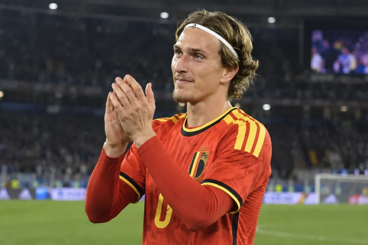 Mika Godts applaudisseert na de wedstrijd in het rode shirt van België.