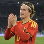 Mika Godts applaudisseert na de wedstrijd in het rode shirt van België.