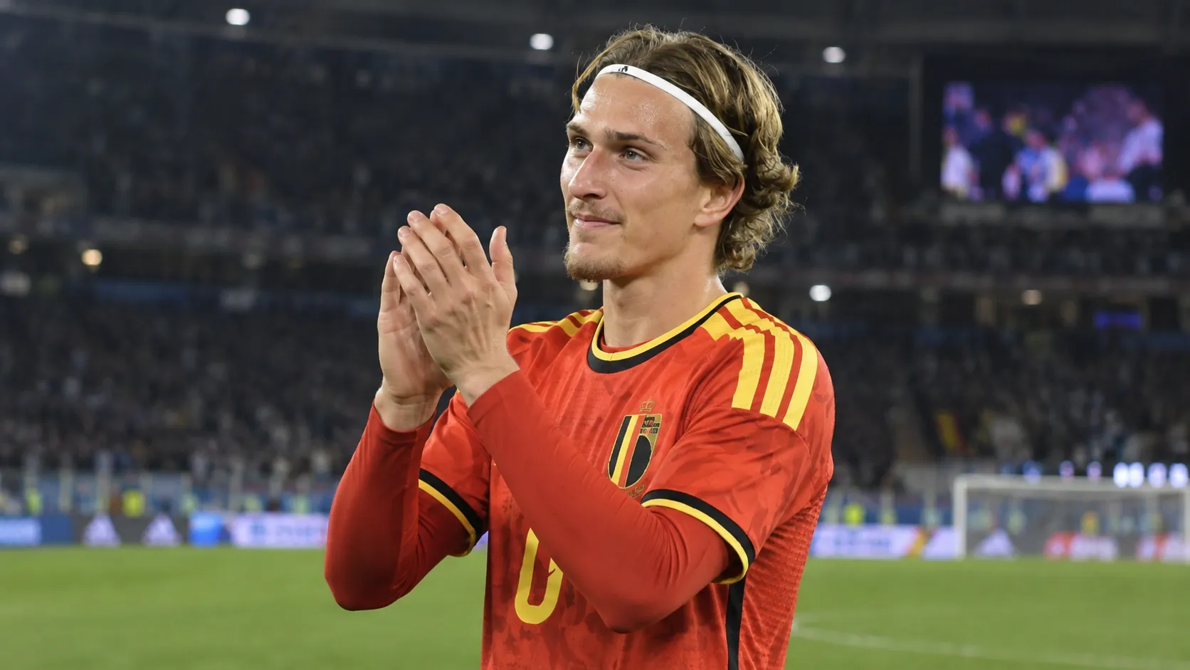 Mika Godts applaudisseert na de wedstrijd in het rode shirt van België.