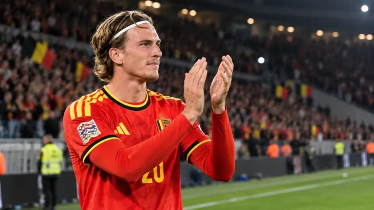 Mika Godts applaudisseert na de wedstrijd in het rode shirt van België.