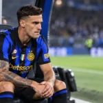 Aleksandar Stankovic in Inter-tenue op de bank naast het veld.