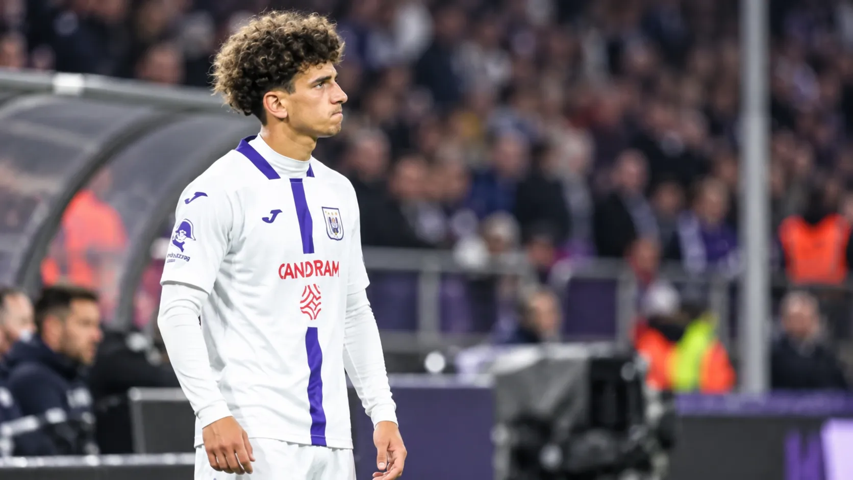 Theo Leoni in het witte tenue van Anderlecht aan de rand van het veld.
