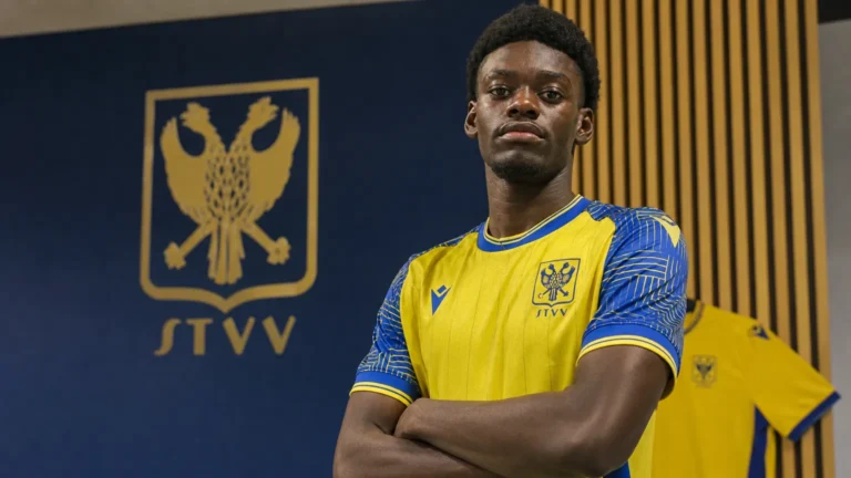 Jeremy Mbambi tijdens een officiële shirtpresentatie van STVV.