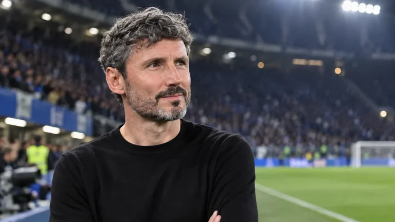 Mark van Bommel in zwarte kleding aan de rand van het veld na een wedstrijd.