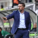 Besnik Hasi geeft aanwijzingen naast het veld bij een Amedspor-technische zone.