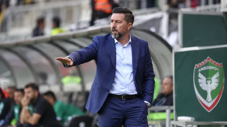Besnik Hasi geeft aanwijzingen naast het veld bij een Amedspor-technische zone.
