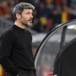 Mark van Bommel langs de zijlijn bij de technische zone van de Belgische nationale ploeg.