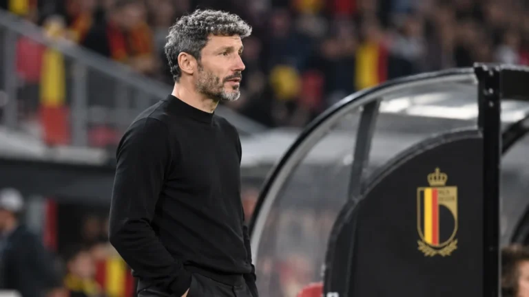 Mark van Bommel langs de zijlijn bij de technische zone van de Belgische nationale ploeg.