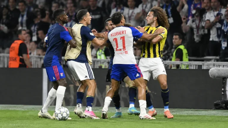 Spelers komen tussenbeide bij een opstootje langs de zijlijn tijdens een Europese wedstrijd.