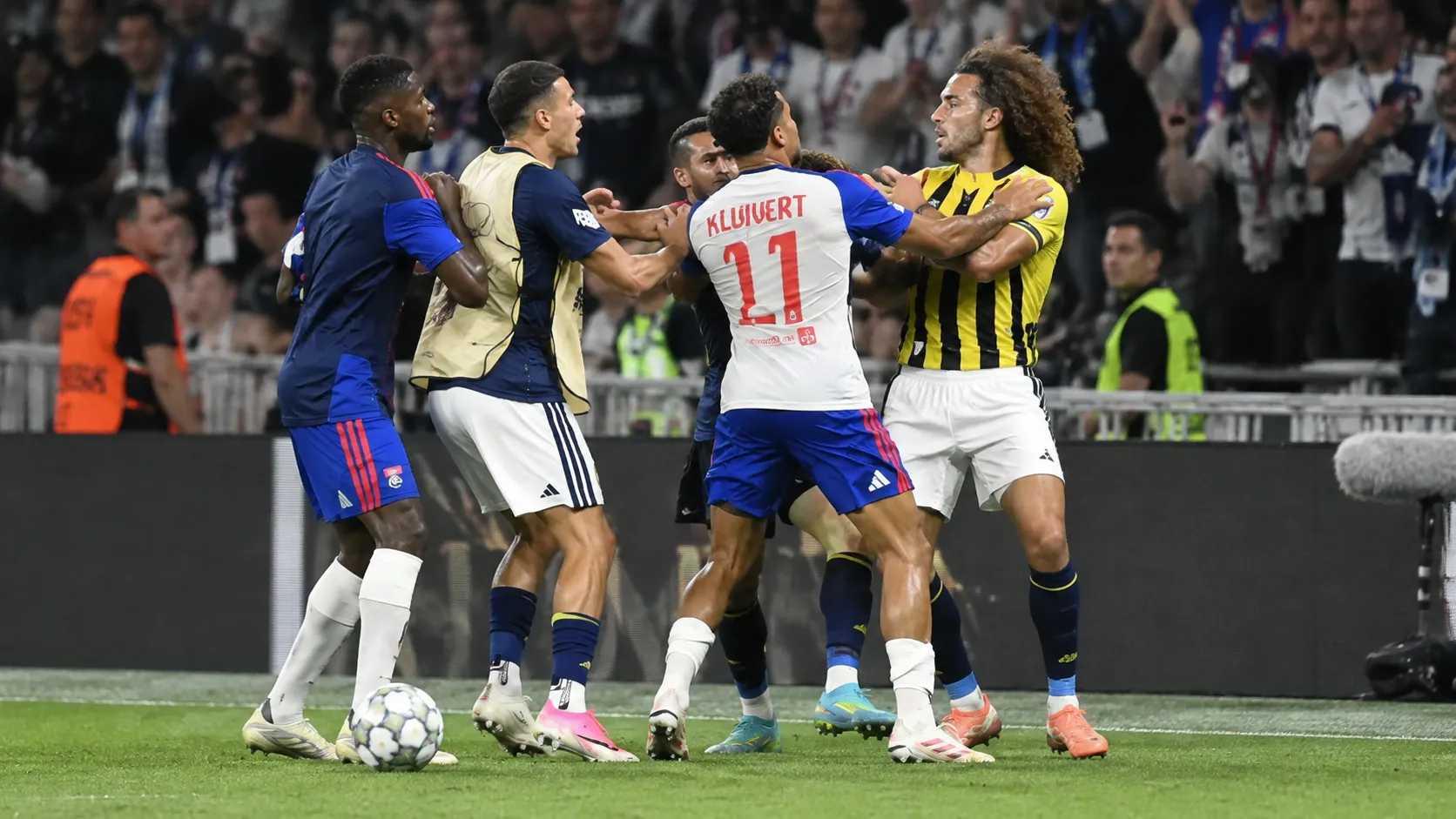 Spelers komen tussenbeide bij een opstootje langs de zijlijn tijdens een Europese wedstrijd.