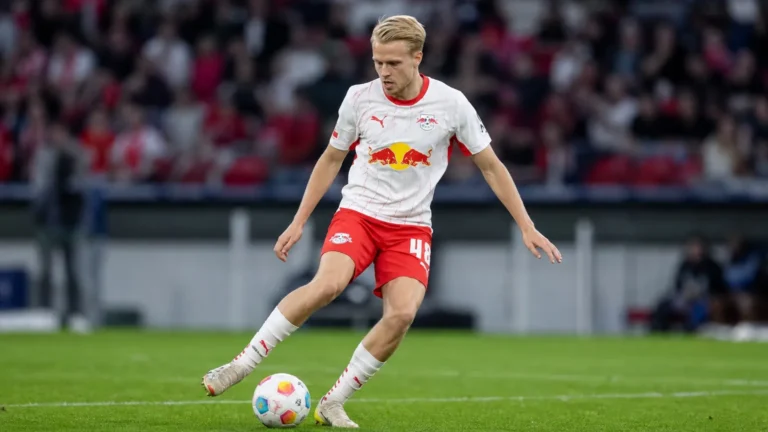 Arthur Vermeeren controleert de bal in het tenue van RB Leipzig.