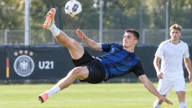 Nicolo Tresoldi tijdens een technische oefening op het trainingsveld van Duitsland U21.