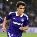 Ali Maamar in een paars clubshirt tijdens een avondwedstrijd.