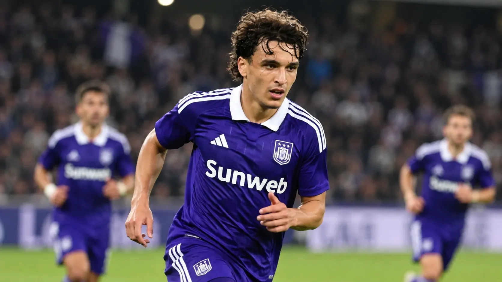 Ali Maamar in een paars clubshirt tijdens een avondwedstrijd.