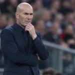 Zinedine Zidane langs de zijlijn tijdens een voetbalwedstrijd.