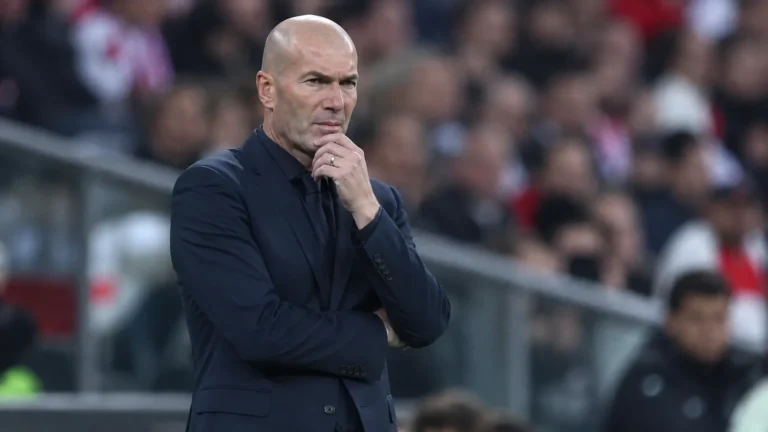 Zinedine Zidane langs de zijlijn tijdens een voetbalwedstrijd.