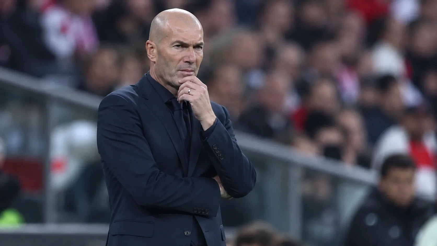 Zinedine Zidane langs de zijlijn tijdens een voetbalwedstrijd.