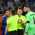 Belgische en Italiaanse spelers rond de scheidsrechter tijdens de wedstrijd.