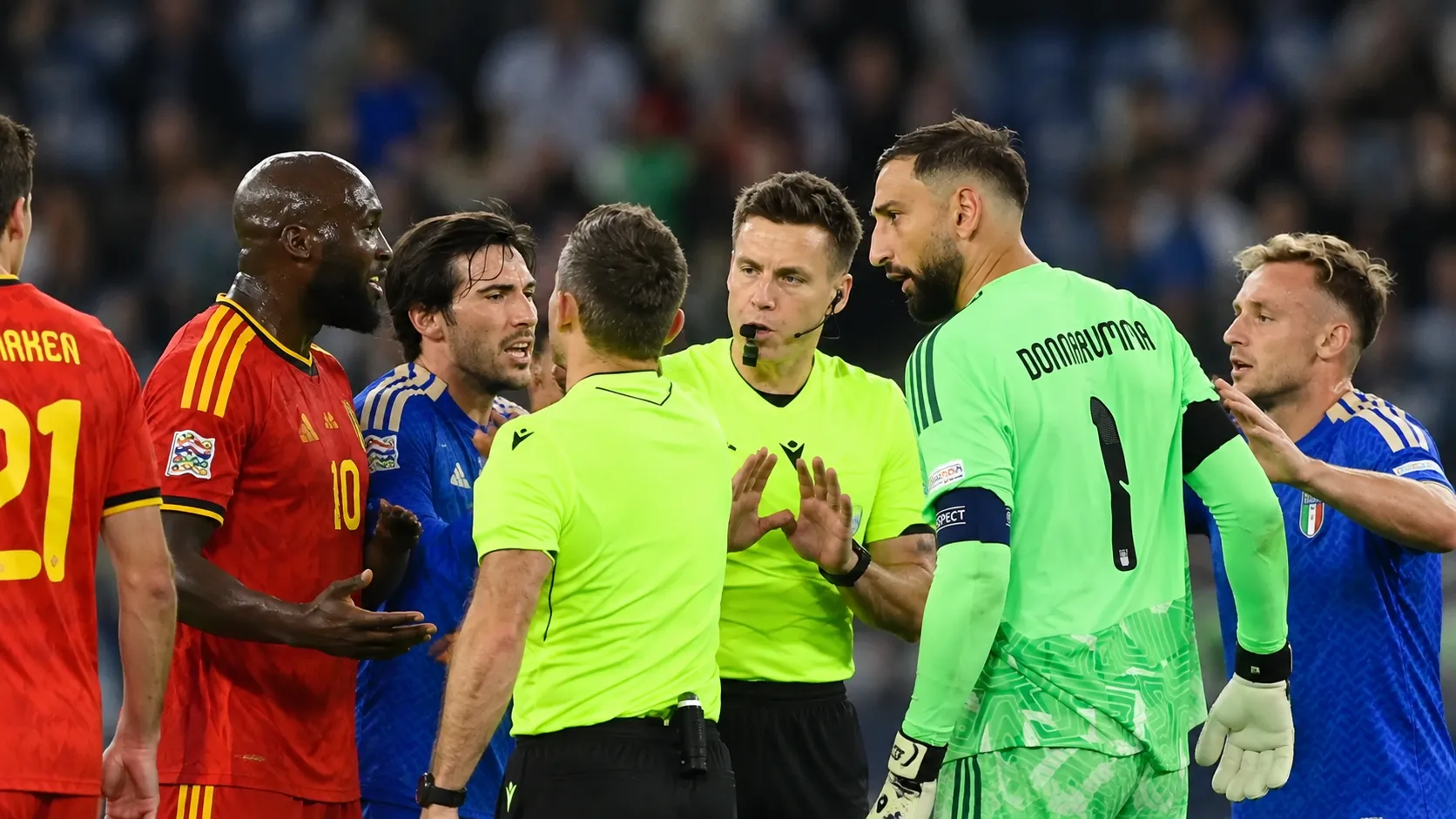 Belgische en Italiaanse spelers rond de scheidsrechter tijdens de wedstrijd.