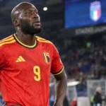 Romelu Lukaku in het Belgische shirt kort na een wedstrijd op het veld.