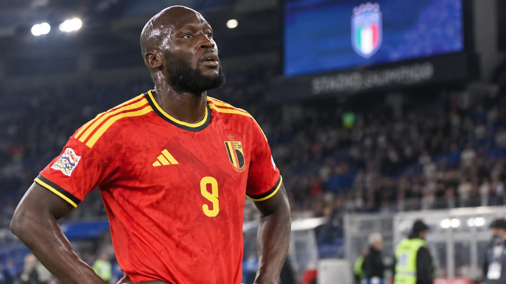 Romelu Lukaku in het Belgische shirt kort na een wedstrijd op het veld.