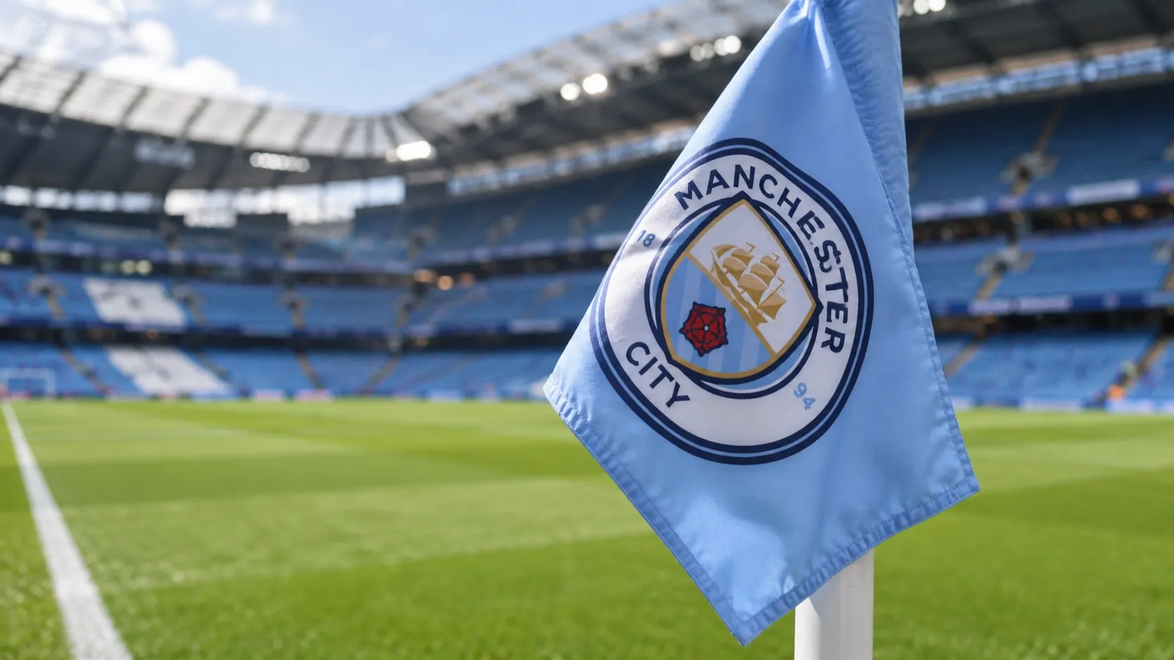 Een lichtblauwe hoekvlag met het embleem van Manchester City langs het veld.