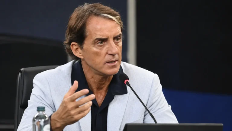 Roberto Mancini spreekt na afloop op een persconferentie.