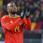 Dodi Lukebakio applaudisseert op het veld in het rode tenue van België.
