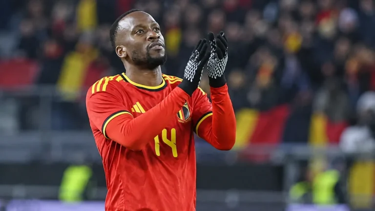 Dodi Lukebakio applaudisseert op het veld in het rode tenue van België.
