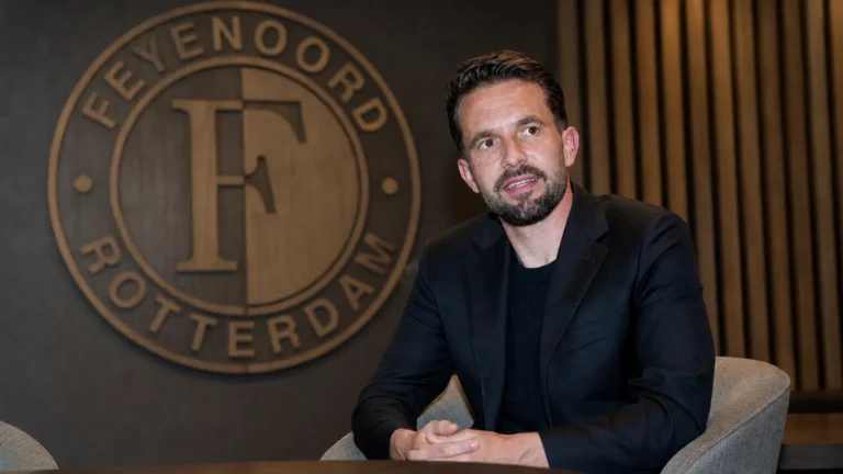 Dévy Rigaux zit tijdens een rustig mediamoment in een Feyenoord-interieur.