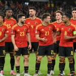 Een groep Belgische nationale spelers staat samen op het veld na een wedstrijd.