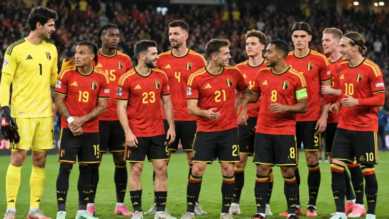 Een groep Belgische nationale spelers staat samen op het veld na een wedstrijd.