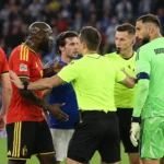 Spelers van België en Italië discussiëren na de wedstrijd terwijl officials tussenbeide komen.