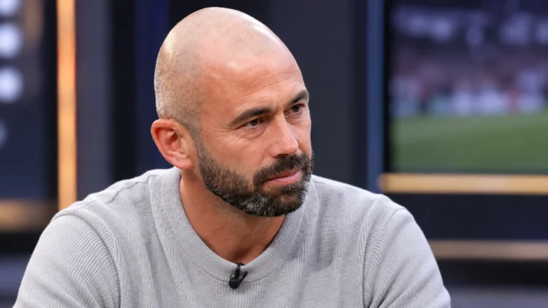 Steven Defour in een grijze trui tijdens een voetbalinterview in een neutrale studiocontext.