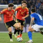 Twee Belgische spelers in rode shirts tijdens een wedstrijdmoment in Italië.