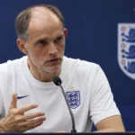 Thomas Tuchel spreekt op een persconferentie van Engeland in een wit trainingstenue.
