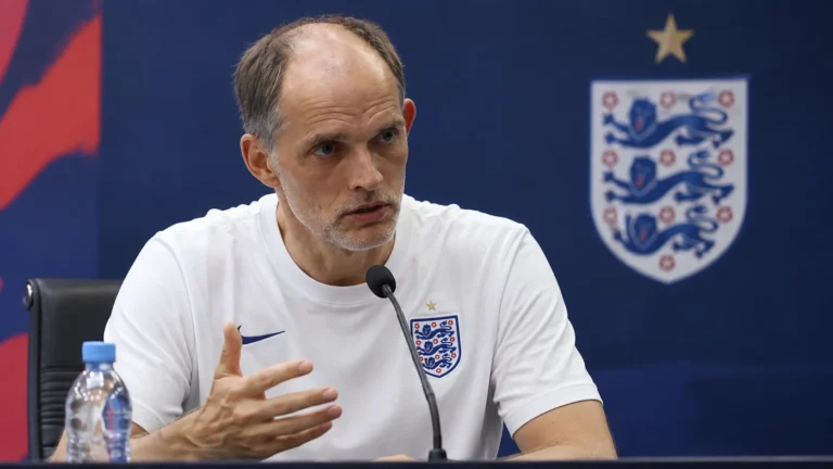 Thomas Tuchel spreekt op een persconferentie van Engeland in een wit trainingstenue.