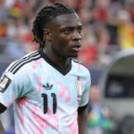 Jérémy Doku in het tenue van de Rode Duivels langs het veld.