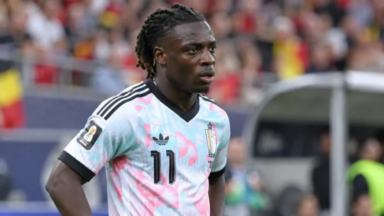 Jérémy Doku in het tenue van de Rode Duivels langs het veld.